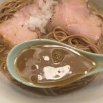 いかれたヌードル フィッシュトンズ - 中濃マイルド煮干しスープ