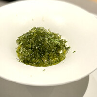 TROIS VISAGES - 海葡萄、ブラータとしらすの組み合わせ。
                  この日の鬱陶しい雨を振り払うかの清涼感♪