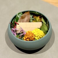 TROIS VISAGES - シェフ自ら摘んだ鴨川の草花の中に、この日のメニューが♪