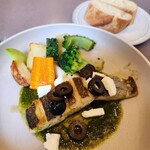 ラパン - 目鯛のソテー バジルソース ギリシャ風、パン