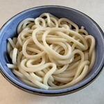 須崎食料品店 - ◆ 半生うどん 1袋の半分。(1.5人前)
      茹で上がった後、冷や水で締める。
