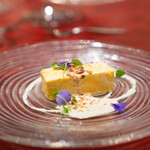 ワイン カルコス - 国産マンゴーのセミフレッド ローストアーモンド ホワイトチョコとカルダモンソース