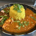 トネノカレー - あいがけ（「あご出汁チキンカレー」「お出汁とハーブのマトンカレー」）