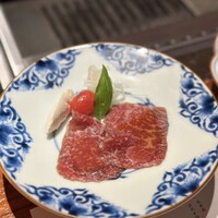 肉匠ふるさと - 榊山牛の生ﾊﾑ前菜　(ｾﾛﾘ、ｱﾒｰﾗﾄﾏﾄ、ｸﾘｰﾑﾁｰｽﾞ) 