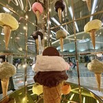 ヴェンキ - ジェラートピッコロ(2種)コーン ¥864内　アズデコ&ローズラズベリー。イートインはあるが椅子なしなので撮影だけしてディアモール内を南に移動して椅子やテーブルが並んでいる場所で食べた。