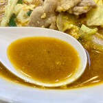 Gyouza No Oushou - カレー色の美味そうなスープだこと(^^)どれどれ…おっっ！やるじゃんカレー醬！