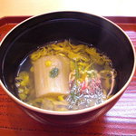 Kagurazaka Maeda - 加賀太胡瓜、生麩、菊花、芽ねぎの吸物。