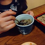 室町砂場 - つゆが美味し過ぎて、江戸前は濃いのに、だくだくつけて食べる幼稚園児( ˊᵕˋ ;)笑 この後蕎麦湯入れて飲み干して「美味しいねー♩」を連発笑