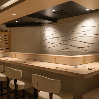 じっくり食事を堪能できる寛ぎのカウンターで、心地よい時間を