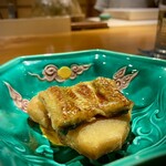 らん亭～ 美日庵 - 関西風にパリッと焼き上げられた鰻　下に敷かれた揚げたお麩が鰻のタレを吸ってとんでもねぇ美味さだぜ！