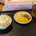 秋山 - サービスの豆腐、漬物