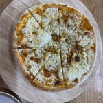 工房 レティエ - 3種のチーズピザ