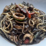 ピアチェーレ - イカスミとピーマンのバスタにキノコトッピング