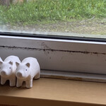 工房 レティエ - 窓ぎわに豚さんの置物