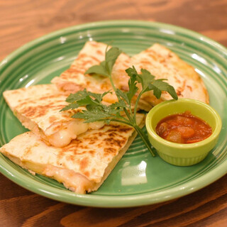 トルティーヤでチーズを挟んで焼いた『ケサディア』