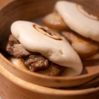 名物は皮つき豚のセイロン角煮まん、こぼれ寿司、新鮮なお刺身も