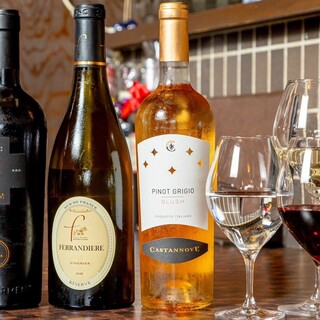 お料理に合うイタリアワインを中心に取り揃えております。