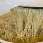 Menzu Nachuraru - 平打ち高加水のシルキー麺。
                        柔めに茹でてもらいました(^^)チュルチュルの喉越し♪