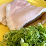 Menzu Nachuraru - 低温調理の麦豚のロース、国産鶏の鶏チャーシュー、極太メンマに九条ネギ。