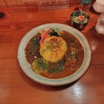 Asi pai - あいがけカレー（ポークキーマカレーとチキンカレー）