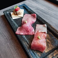 近江うし焼肉 にくTATSU 日本橋室町店 - サーロイン寿司・赤身の炙り寿司