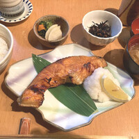 伊豆の旬 やんも 南青山店 - 鮭定食