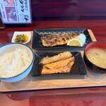 Daimyou Yaburekabure - 暫く待つと注文した焼魚定食の出来上がりです。
                         
                        本来なら１０００円ですがこの日はランチ１割引きで９００円でいただけました。