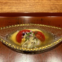 割烹 春 - 先付け「三河湾の月日貝、浜松のフルーツトマトに甘酢餡を絡めて」爽やかな心地の良い余韻が印象的。