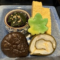 割烹 春 - 「キンジソウのおひたし、青紅葉とだし巻き卵、スズキの昆布巻き、冬子椎茸煮」
