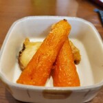 くずし割烹 樋ぐち - 糖化の1番良いところで揚げ物になった人参と、おかわりのヒラメの竜田揚げ