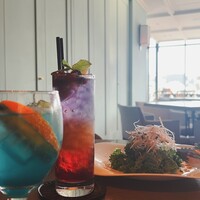 COLONIAL BEACH 横浜ハンマーヘッド - モクテルのハンマーヘッド・オーシャンとカクテルでストロベリーダークナイトとケールのサラダ