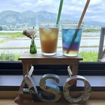 ASO RAINBOW TERRACE - 頂いたのは「黒糖ジンジャー（500円）」「バタフライピー(500円）」。それぞれ税込。 カウンター席には撮影用のミニテーブルが用意されているのは、流石観光地。^^