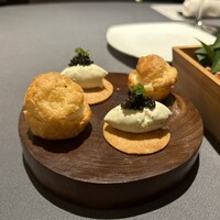 プレヴナンス - フィンガーフード
                    ⚫️サブレの上に青柚のクリーム、キャビア
                    ⚫️三種のチーズのグジェール