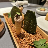 プレヴナンス - フィンガーフード
                    ⚫️鶏レバーのコルネ
                    ⚫️あおさ海苔との胡麻のチップス