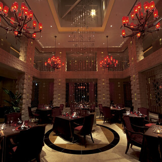 高さ6mの吹き抜け、スワロフスキーに囲まれた優雅な贅沢な空間。
                                          ※半個室席も有り