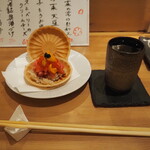 鮨酒場てっぺい - まぐろユッケもなか ＆ 羽根屋 純米吟醸 生原酒