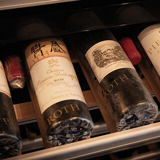 グランクリュを含むワインが100種類以上。お持ち帰りも可能