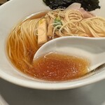 酒肴場 屯 - ほろ苦ビターな煮干しの旨みにすっきりしたカエシ