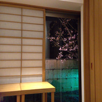 南麻布 伊ざわ - 2014/2 中庭には早咲きの河津桜がキレイに咲いていました。