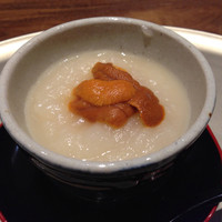 南麻布 伊ざわ - 2014/2 帆立の茶碗蒸し かぶらのすり流し。上には雲丹が乗っています。