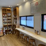 豊受自然農 健康食生活 - 1階カウンター席は9席あります。