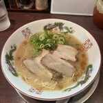 福ヤ - 料理写真:とんこつ久留米ラーメン 浮いてる茶色のヤツ、何なんだろ？何も調べて無いから分からん…