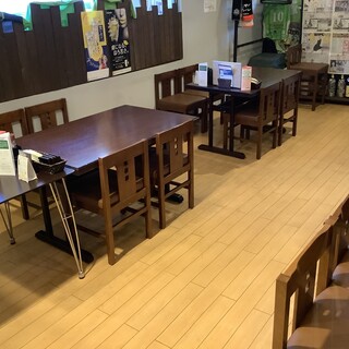 【テーブル席】４名掛け×２卓、連結可能◆最大8名着席可能です。