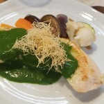 キッチン ブルー グローブ - 反対側から、ほうれん草とバジルと白ワインソースがたっぷり