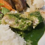 キッチン ブルー グローブ - マンダイをカット