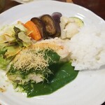 キッチン ブルー グローブ - ソース側へマンダイをシフト、ご飯、サラダを乗せて