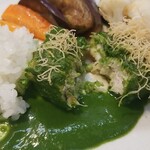 キッチン ブルー グローブ - 気持ち固めのマンダイをカット