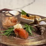 完全個室鮨和食かなうS - つまみ　四種(生桜えび、イクラと炙りえんがわ、ガリとトマト、サザエ)
