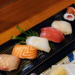 大規鮨し - 令和6年5月 ランチタイム(11:00〜14:00)
にぎり定食 税込1300円
にぎり寿司5貫、細巻き2切れ、天麩羅、茶碗蒸し、サラダ、小鉢、味噌汁