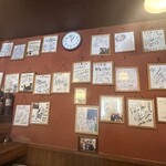 三元亭 - 壁に飾られたサインを愛でながら、らーめんをいただきました^ ^